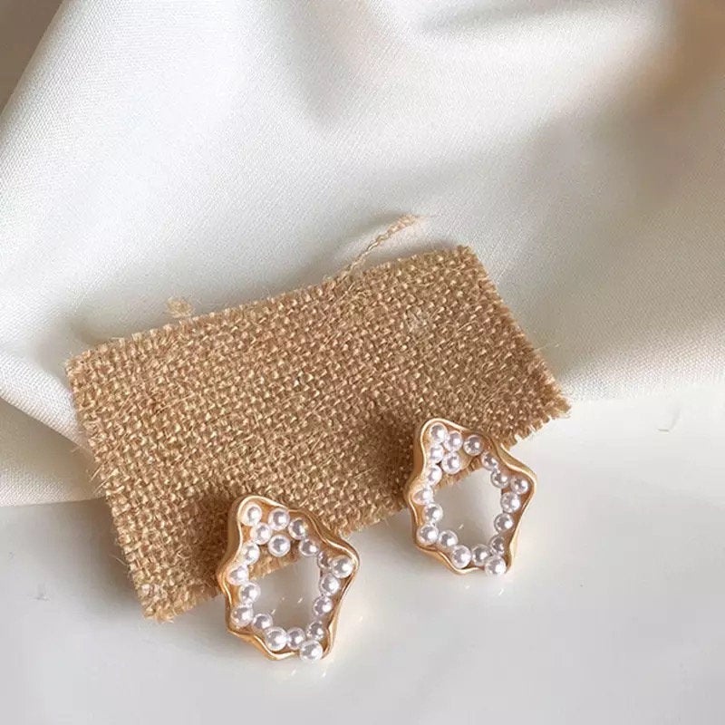 Asymmetric Oval Pearl Earring