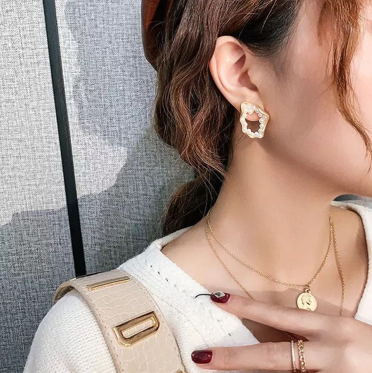 Asymmetric Oval Pearl Earring