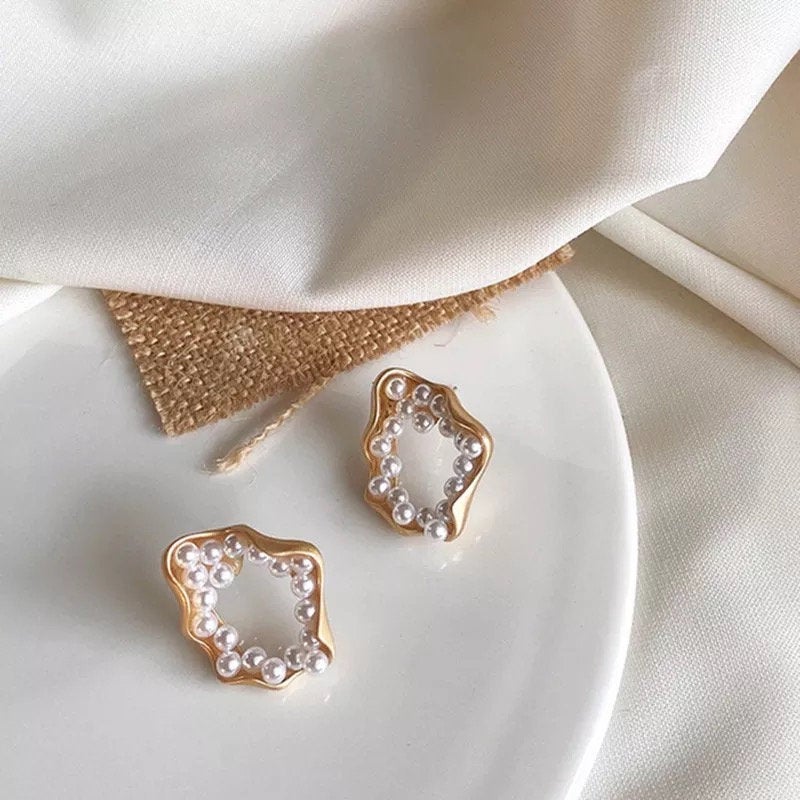 Asymmetric Oval Pearl Earring