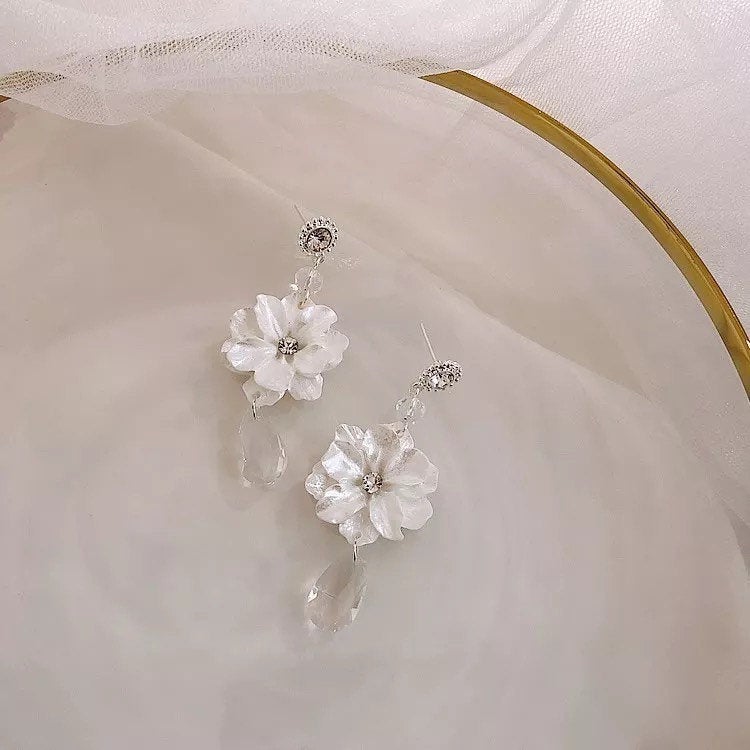 White Retro Flower Earring